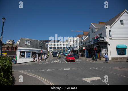 Le centre-ville de Woolacombe North Devon en Angleterre lors d'une journée ensoleillée avec les voitures et les touristes et un ciel bleu sans nuages Banque D'Images