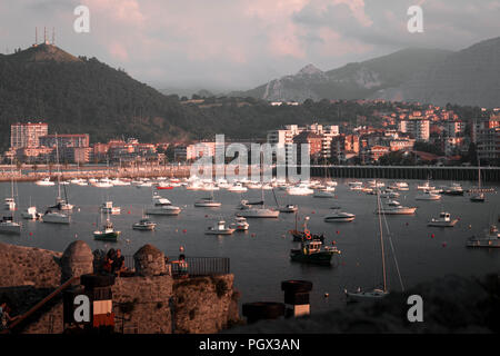 Petit village de pêcheurs et port. Voile, bateaux de pêche et bateaux à moteur. Castro Urdiales, Cantabria. Espagne Banque D'Images