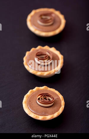 Mini-tartelettes à la crème de chocolat au lait Banque D'Images