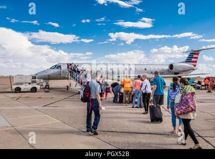 Les passagers à bord d'un American Airlines American Eagle avions Embraer 140 à partir de l'aire à l'aide d'escaliers à l'aéroport à Roswell au Nouveau Mexique aux Etats-Unis. Banque D'Images