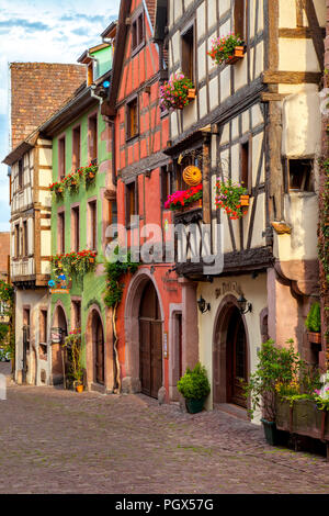 Half-Timbered les bâtiments sur la Rue du Général de Gaulle à Riquewihr - le long de la Route des Vins, Alsace Haut-Rhin France Banque D'Images