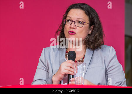 Andrea Nahles parlant à la maison Willy Brandt en août 2017 Banque D'Images