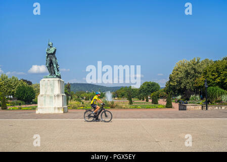 Maréchal Ney monument / statue de Marshall Ney et cycliste à l'Esplanade de la ville Metz, Moselle, Lorraine, France Banque D'Images