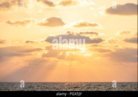 Israël, Tel Aviv - 25 août 2018 : le coucher du soleil vu de la plage de Tel Aviv Banque D'Images