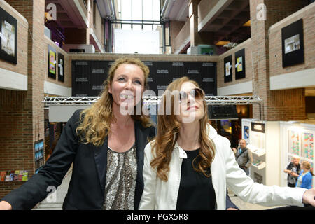 Isabelle Huppert arrive à le Filmfest München 2014 avec Diana Iljine directeur du festival Banque D'Images