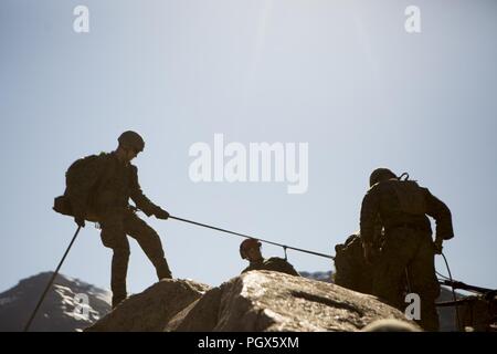 Marines avec 2e Bataillon, 24e Régiment de Marines, 23 Marines, 4e Division de marines, commencer les préparatifs de descendre en rappel le long d'une falaise, au cours de l'exercice 3-18, la montagne au centre de formation de la guerre en montagne, Bridgeport, Californie, le 22 juin 2018. Après avoir terminé une formation intégrée de l'exercice 4-17 L'an dernier, 2e Bn., 24 Marines américains ont pris part au MTX 3-18 pour développer davantage la conduite d'petit-unité et de construire une compréhension des différents climats et des scénarios qu'ils pourraient faire face à l'avenir. Banque D'Images