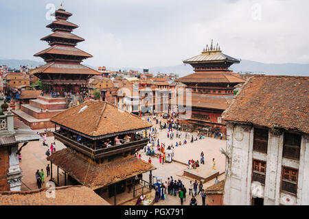 Bhaktapur, Vallée de Katmandou, Népal, Bagmati : Frais généraux de tole taumadhi square au Patrimoine Mondial de l'ancienne ville de Bhaktapur avec les cinq-store Banque D'Images