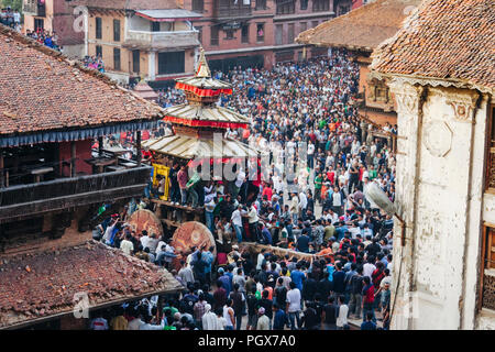 Bhaktapur, Vallée de Katmandou, Népal, Bagmati : High angle view of tole Taumadhi square dans le patrimoine mondial de l'ancienne ville de Bhaktapur, au cours de l'en Banque D'Images