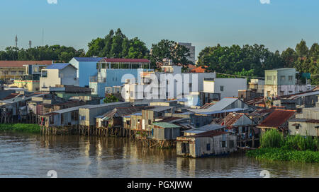 Chau Doc, Vietnam - Sep 3, 2017. Village flottant sur le Mékong. Chau Doc est une ville dans le sud du Vietnam, à la frontière avec le Cambodge. Banque D'Images