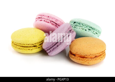 Macarons colorés isolé sur fond blanc libre Banque D'Images