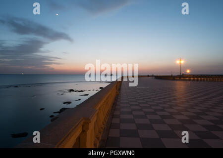 Terrazza Mascagni. Une promenade et parc en bord de mer. Banque D'Images