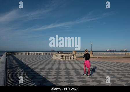 Terrazza Mascagni. Une promenade et parc en bord de mer. Banque D'Images