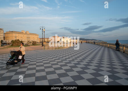 Terrazza Mascagni. Une promenade et parc en bord de mer. Banque D'Images