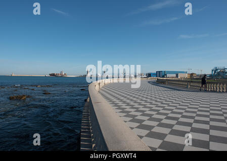 Terrazza Mascagni. Une promenade et parc en bord de mer. Banque D'Images