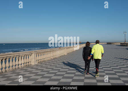 Terrazza Mascagni. Une promenade et parc en bord de mer. Banque D'Images