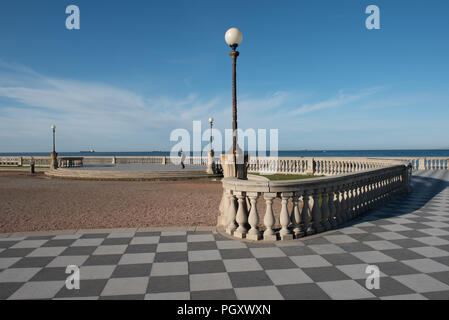 Terrazza Mascagni. Une promenade et parc en bord de mer. Banque D'Images