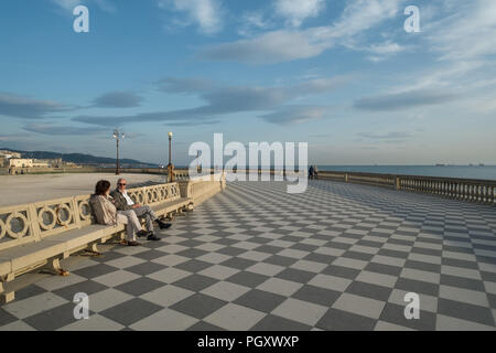 Terrazza Mascagni. Une promenade et parc en bord de mer. Banque D'Images