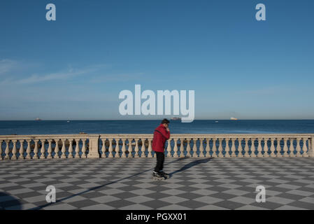 Terrazza Mascagni. Une promenade et parc en bord de mer. Banque D'Images