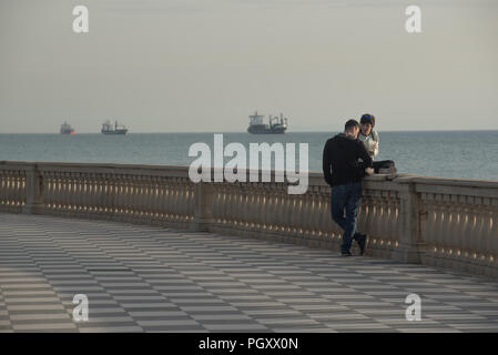 Terrazza Mascagni. Une promenade et parc en bord de mer. Banque D'Images