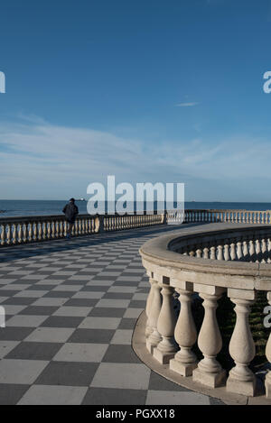 Terrazza Mascagni. Une promenade et parc en bord de mer. Banque D'Images