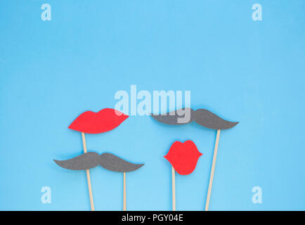 Photo Booth colorés accessoires lèvres et moustaches sur fond bleu avec copyspace. Banque D'Images