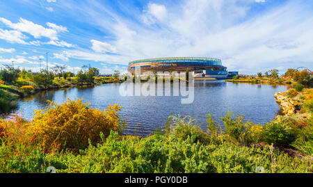 Stade Optus entouré par un lac et un parc. Perth, Australie occidentale Banque D'Images