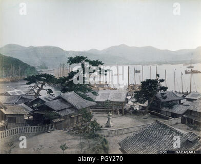 [ Ch. 1880 Japon - Nagasaki au Sanctuaire Shinto Harbour ] - une belle vue sur le port de Nagasaki et Ebisu Shrine prises de Akunoura. Les montagnes à gauche sont Mt. Konpira et Mt. Tateyama. Ebisu sanctuaire est situé juste en face de la baie de Deshima (aussi : Dejima), l'île artificielle en forme d'où l'marchands hollandais ont conservé leur poste de traite entre 1641 et 1853. 19e siècle vintage albumen photo. Banque D'Images