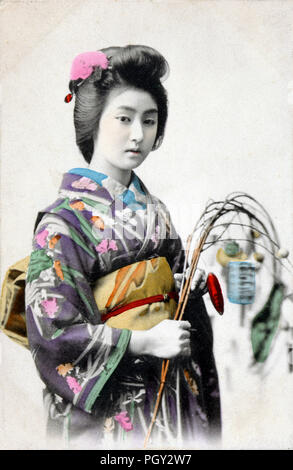 [ 1910 - Japon Geisha célèbre Hamayuu ] - jeune japonaise en kimono traditionnel et la tenue d'une coiffure ornement religieux. 20e siècle vintage carte postale. Banque D'Images