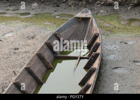 Bateau abandonné dans le champ de riz Banque D'Images