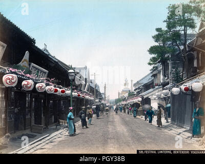 [ 1890 - Japon Bentendori rue commerçante de Yokohama ] - festival de lanternes Bentendori à Yokohama, Kanagawa. Au cours de l'ère Meiji (1868-1912), c'était la meilleure rue commerçante de Yokohama. Dans l'arrière, la tour de l'horloge de l'horlogerie à Naozo Shotencan marchand Kawakita être vu. C'est le site le plus important de la rue. 19e siècle vintage albumen photo. Banque D'Images