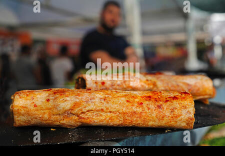 Hatay tavuk durum (roulé au poulet), avec un flou en arrière-plan la clientèle à Hatay, Turquie Banque D'Images