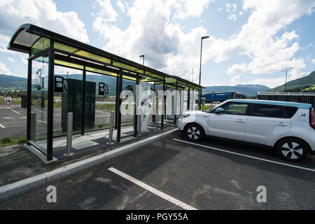 Tesla point de charge en Norvège machines de véhicule automobile à l'extérieur prêt à attendre l'espace d'électricité propre espaces marqués zone centre commercial Banque D'Images