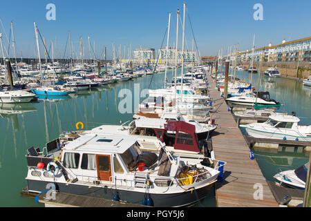 Brighton Marina Bateaux et yachts sur un beau jour dans l'East Sussex England UK près de Eastbourne Banque D'Images