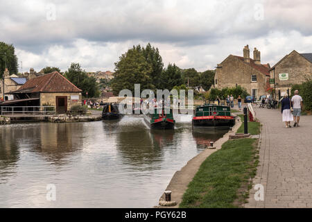 Bateaux-canaux à Bradford on Avon Wharf, Kennett et Avon Canal, Wiltshire, Angleterre, Royaume-Uni Banque D'Images