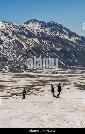 Un groupe de freestyle snowboarder en action Banque D'Images