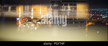 Avis de Fujairah Ville dans la nuit. Emirats Arabes Unis, au Moyen-Orient. Double exposition Banque D'Images