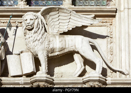 Lion ailé de Saint Marc, statue en pierre blanche à Venise, Italie Banque D'Images