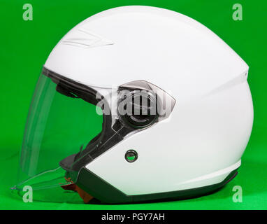 Face ouverte white casque de moto avec visière, vue de côté, un fond vert Banque D'Images