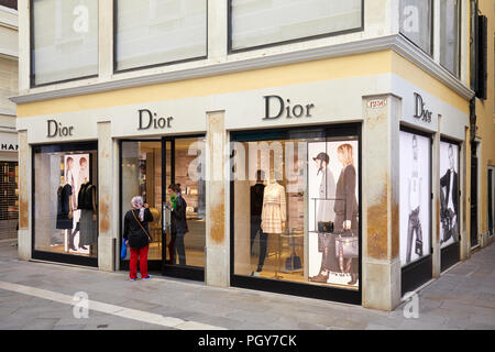 Dior boutique avec de grandes fenêtres et des personnes à Venise, Italie Banque D'Images