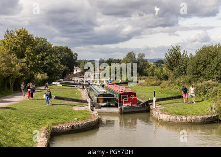 Bateaux sur le canal Kennet et Avon, écluses de Caen Hill, Devizes, Wiltshire, Angleterre, Royaume-Uni Banque D'Images