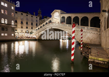 Pont du Rialto et le Grand Canal avec les gens et les touristes la nuit à Venise, Italie Banque D'Images