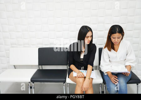 Deux femmes attendre que l'attente d'une entrevue. Banque D'Images