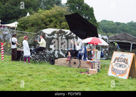 Chepstow, Pays de Galles - 19 Août 14 : La pédale powered mobile barber shop en opération le 14 août 2015 au Green Gathering Festival Banque D'Images