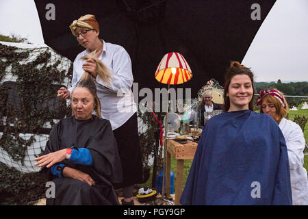 Chepstow, Pays de Galles - 14 août : Gossip et une coupe à la pédale powered coiffure le 14 août 2015 au Green Gathering Festival Banque D'Images