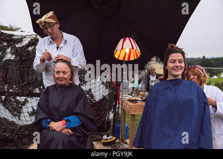 Chepstow, Pays de Galles - 14 août : Gossip et une coupe à la pédale powered coiffure le 14 août 2015 au Green Gathering Festival Banque D'Images