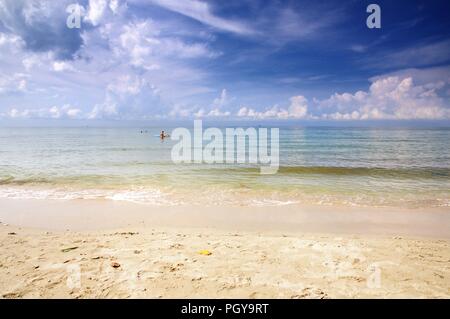 La plage de sable blanc. L'île de Koh Chang, Thaïlande. Banque D'Images