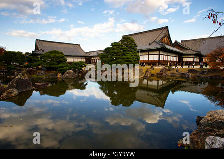 La photo montre le jardin et bâtiments principaux de l'intérieur du Palais Ninomaru château de Nijo à Kyoto, au Japon le 13 novembre 2014. Le château a été construit par le shogun T Banque D'Images