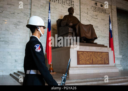 11 février 2018, Taipei Taiwan : garde d'honneur avec fusil et baïonnette en face de statue au niveau national Chiang Kai-shek Memorial Hall à Taipei Taiwan Banque D'Images