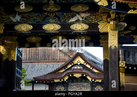 Photo montre la karamon gate qui mène à des bâtiments principaux de l'intérieur du Palais Ninomaru Château Nijo à Kyoto, au Japon le 13 novembre 2014. L Banque D'Images