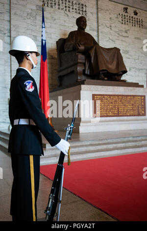 11 février 2018, Taipei Taiwan : garde d'honneur avec fusil et baïonnette en face de statue au niveau national Chiang Kai-shek Memorial Hall à Taipei Taiwan Banque D'Images